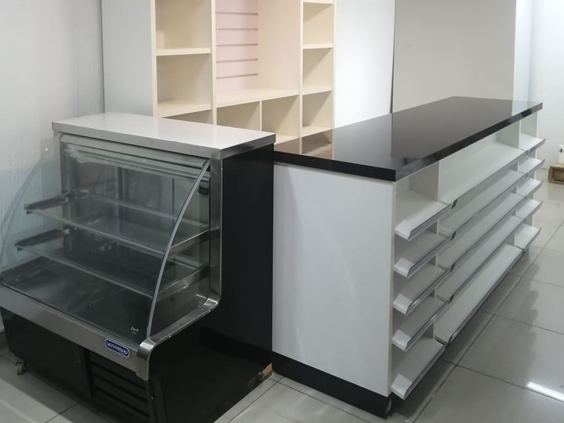 Diseño, fabricación e instalación de mobiliario para minimarket