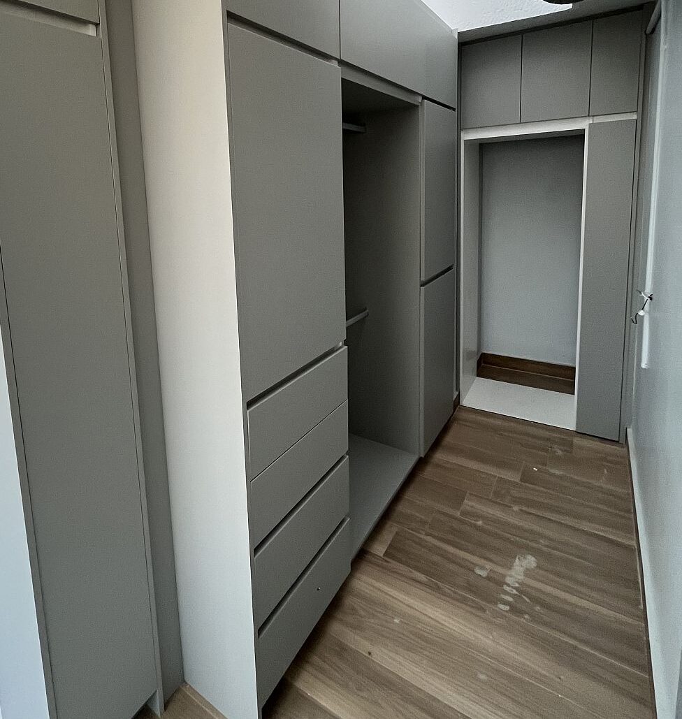 Diseño, fabricación e instalación de muebles para closets y wall in closet